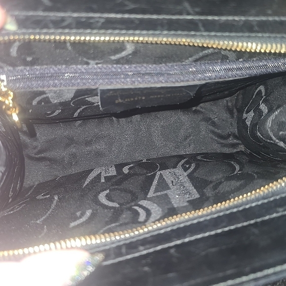 Salvatore Ferragamo Elegant Vera Bow Black & Gold Shoulder Bag (EUC)(COA)✨️🖤✨️ - Picture 12 of 16